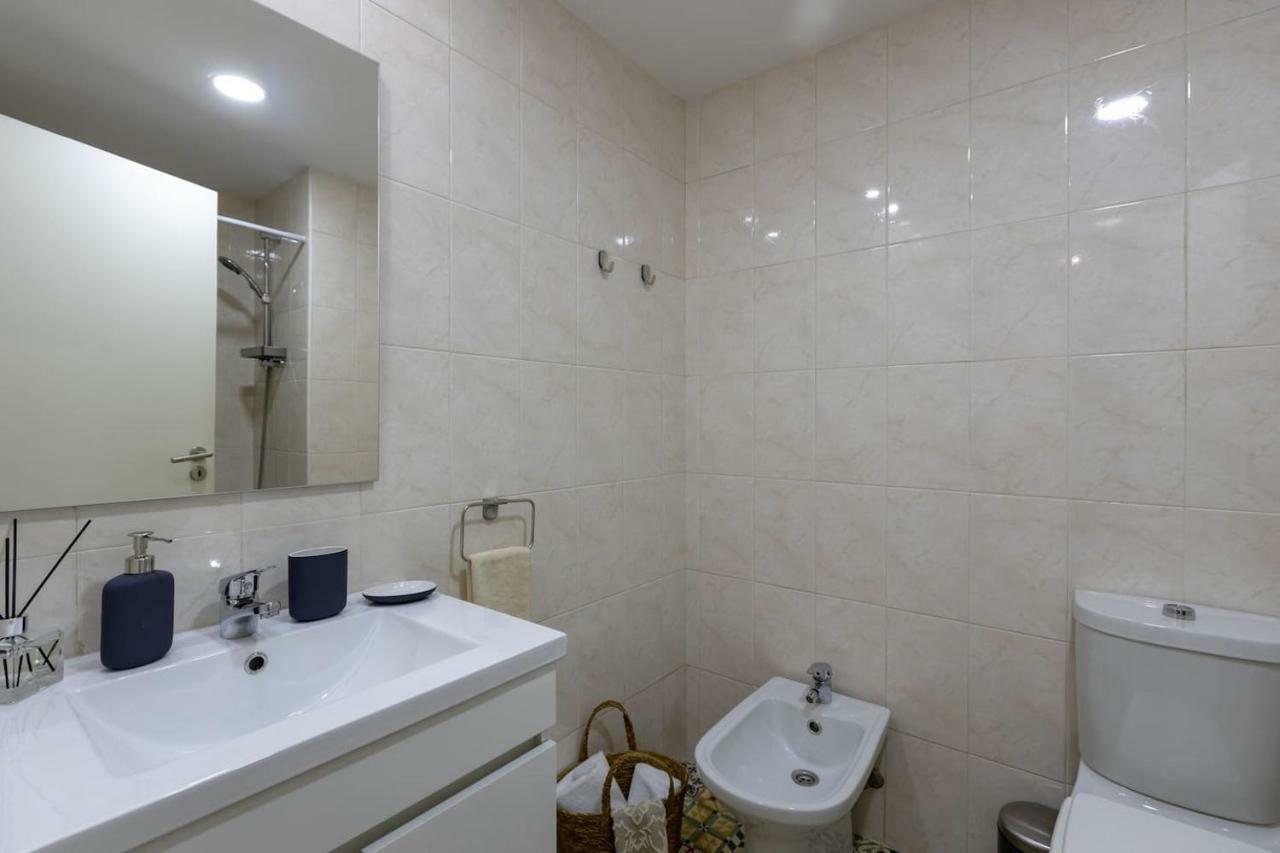 Trindade Sunny Downtown Apartment With Balcony & Ac Porto Exterior foto